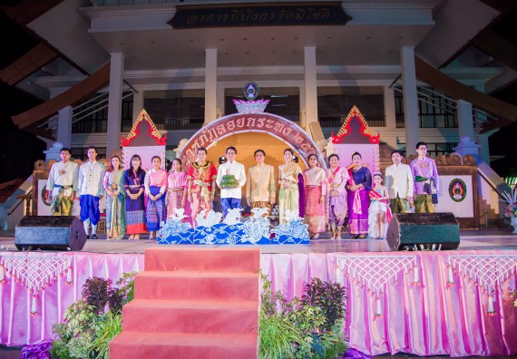 ภาพกิจกรรม นักศึกษาคณะวิทยาศาสตร์และเทคโนโลยี เข้าร่วมกิจกรรมงานราชภัฏลอยกระทง การประกวดกระทงใบตองดอกไม้สด