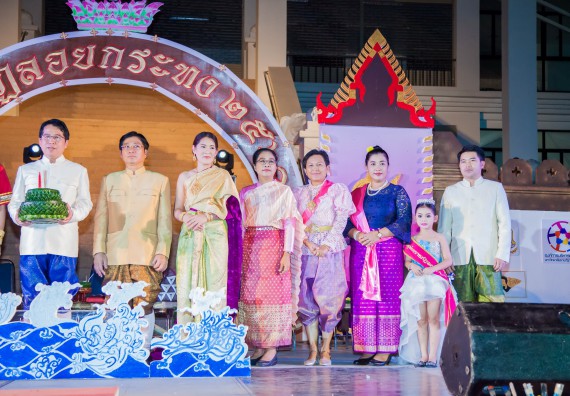 ภาพกิจกรรม นักศึกษาคณะวิทยาศาสตร์และเทคโนโลยี เข้าร่วมกิจกรรมงานราชภัฏลอยกระทง การประกวดกระทงใบตองดอกไม้สด