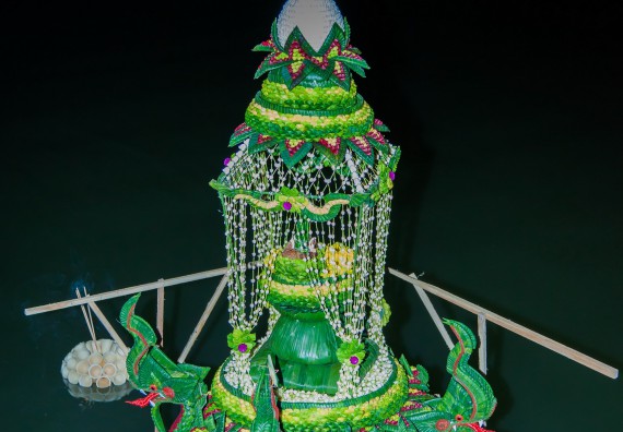 ภาพกิจกรรม นักศึกษาคณะวิทยาศาสตร์และเทคโนโลยี เข้าร่วมกิจกรรมงานราชภัฏลอยกระทง การประกวดกระทงใบตองดอกไม้สด