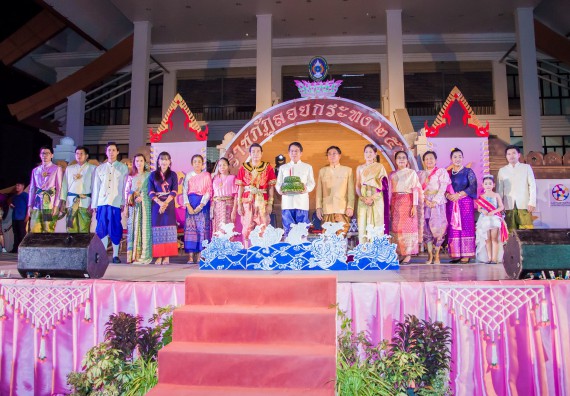 ภาพกิจกรรม นักศึกษาคณะวิทยาศาสตร์และเทคโนโลยี เข้าร่วมกิจกรรมงานราชภัฏลอยกระทง การประกวดกระทงใบตองดอกไม้สด