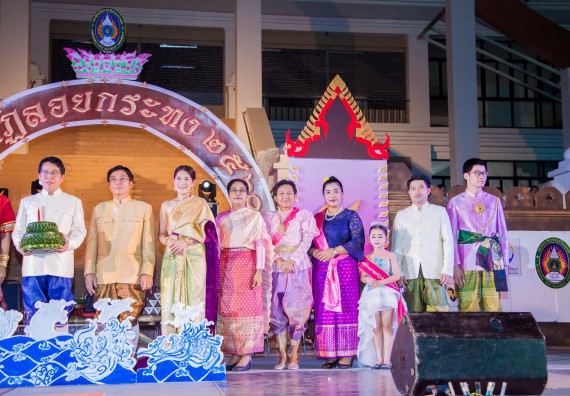 ภาพกิจกรรม นักศึกษาคณะวิทยาศาสตร์และเทคโนโลยี เข้าร่วมกิจกรรมงานราชภัฏลอยกระทง การประกวดกระทงใบตองดอกไม้สด