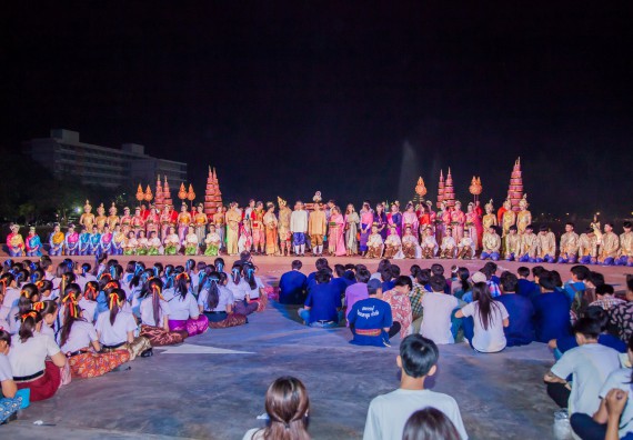 ภาพกิจกรรม นักศึกษาคณะวิทยาศาสตร์และเทคโนโลยี เข้าร่วมกิจกรรมงานราชภัฏลอยกระทง การประกวดกระทงใบตองดอกไม้สด