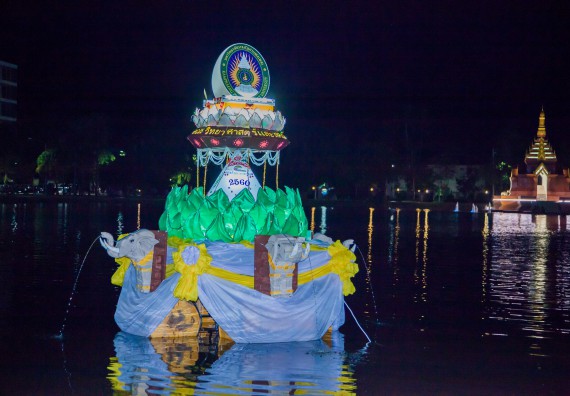 ภาพกิจกรรม นักศึกษาคณะวิทยาศาสตร์และเทคโนโลยี เข้าร่วมกิจกรรมงานราชภัฏลอยกระทง การประกวดกระทงใบตองดอกไม้สด