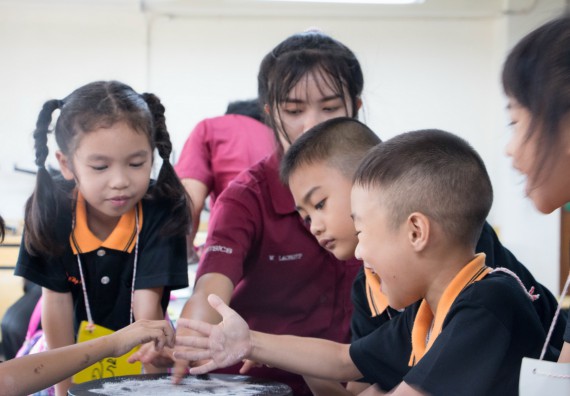 ภาพกิจกรรม คณะวิทยาศาสตร์และเทคโนโลยี จัดกิจกรรมค่ายวิทยาศาสตร์โรงเรียนสาธิตฯ ระดับชั้นประถมศึกษาปีที่ 1-6