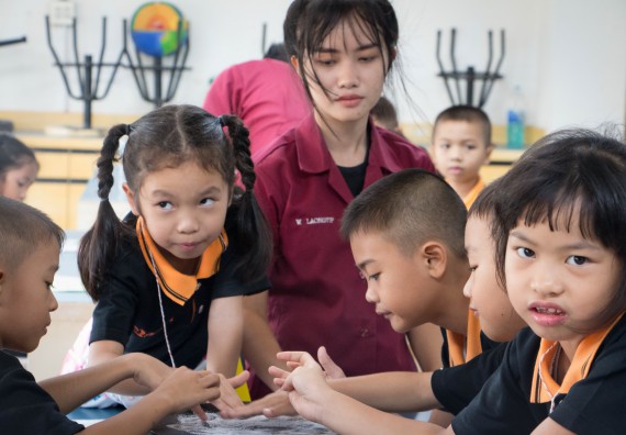 ภาพกิจกรรม คณะวิทยาศาสตร์และเทคโนโลยี จัดกิจกรรมค่ายวิทยาศาสตร์โรงเรียนสาธิตฯ ระดับชั้นประถมศึกษาปีที่ 1-6