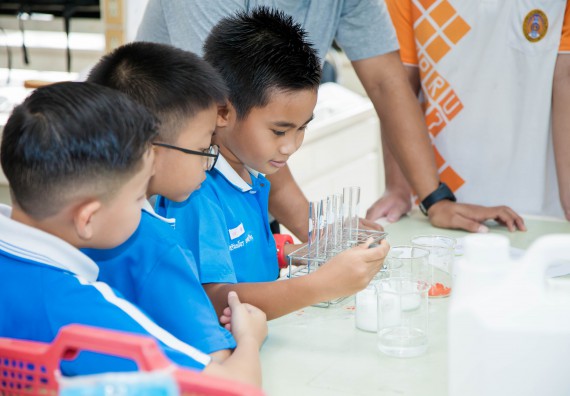 ภาพกิจกรรม คณะวิทยาศาสตร์และเทคโนโลยี จัดกิจกรรมค่ายวิทยาศาสตร์โรงเรียนอนุบาลกำแพงเพชร