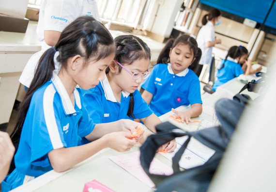 ภาพกิจกรรม คณะวิทยาศาสตร์และเทคโนโลยี จัดกิจกรรมค่ายวิทยาศาสตร์โรงเรียนอนุบาลกำแพงเพชร