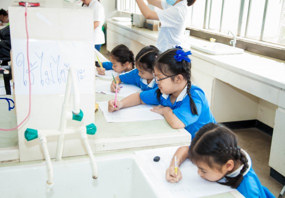 ภาพกิจกรรม คณะวิทยาศาสตร์และเทคโนโลยี จัดกิจกรรมค่ายวิทยาศาสตร์โรงเรียนอนุบาลกำแพงเพชร