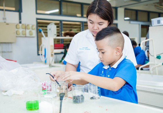 ภาพกิจกรรม คณะวิทยาศาสตร์และเทคโนโลยี จัดกิจกรรมค่ายวิทยาศาสตร์โรงเรียนอนุบาลกำแพงเพชร