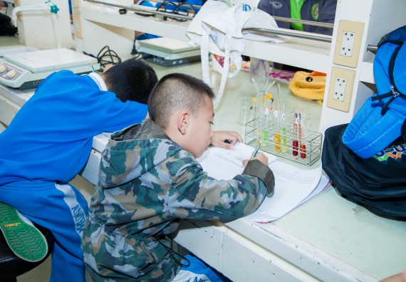 ภาพกิจกรรม คณะวิทยาศาสตร์และเทคโนโลยี จัดกิจกรรมค่ายวิทยาศาสตร์โรงเรียนอนุบาลกำแพงเพชร