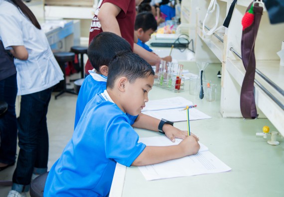 ภาพกิจกรรม คณะวิทยาศาสตร์และเทคโนโลยี จัดกิจกรรมค่ายวิทยาศาสตร์โรงเรียนอนุบาลกำแพงเพชร