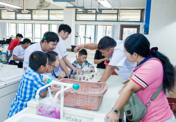 ภาพกิจกรรม คณะวิทยาศาสตร์และเทคโนโลยี จัดกิจกรรมค่ายวิทยาศาสตร์โรงเรียนอนุบาลกำแพงเพชร