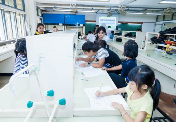 ภาพกิจกรรม คณะวิทยาศาสตร์และเทคโนโลยี จัดกิจกรรมค่ายวิทยาศาสตร์โรงเรียนอนุบาลกำแพงเพชร