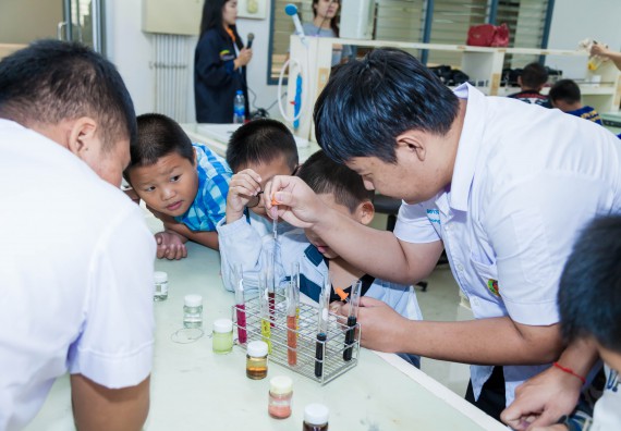 ภาพกิจกรรม คณะวิทยาศาสตร์และเทคโนโลยี จัดกิจกรรมค่ายวิทยาศาสตร์โรงเรียนอนุบาลกำแพงเพชร