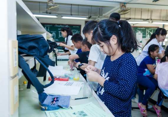 ภาพกิจกรรม คณะวิทยาศาสตร์และเทคโนโลยี จัดกิจกรรมค่ายวิทยาศาสตร์โรงเรียนอนุบาลกำแพงเพชร