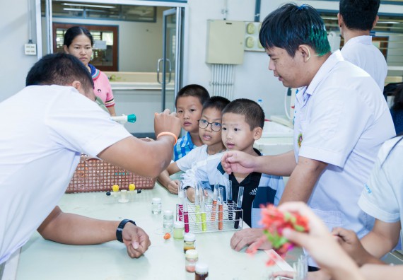 ภาพกิจกรรม คณะวิทยาศาสตร์และเทคโนโลยี จัดกิจกรรมค่ายวิทยาศาสตร์โรงเรียนอนุบาลกำแพงเพชร
