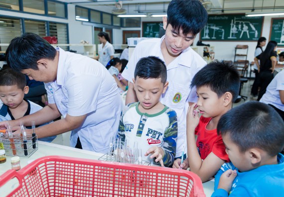 ภาพกิจกรรม คณะวิทยาศาสตร์และเทคโนโลยี จัดกิจกรรมค่ายวิทยาศาสตร์โรงเรียนอนุบาลกำแพงเพชร