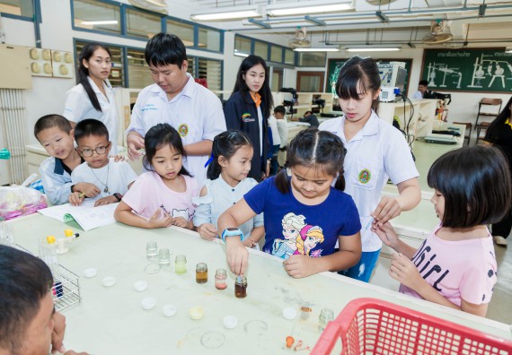 ภาพกิจกรรม คณะวิทยาศาสตร์และเทคโนโลยี จัดกิจกรรมค่ายวิทยาศาสตร์โรงเรียนอนุบาลกำแพงเพชร