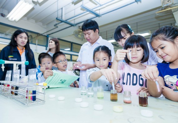 ภาพกิจกรรม คณะวิทยาศาสตร์และเทคโนโลยี จัดกิจกรรมค่ายวิทยาศาสตร์โรงเรียนอนุบาลกำแพงเพชร