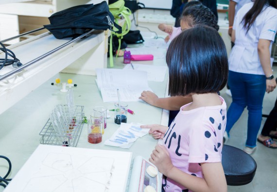 ภาพกิจกรรม คณะวิทยาศาสตร์และเทคโนโลยี จัดกิจกรรมค่ายวิทยาศาสตร์โรงเรียนอนุบาลกำแพงเพชร