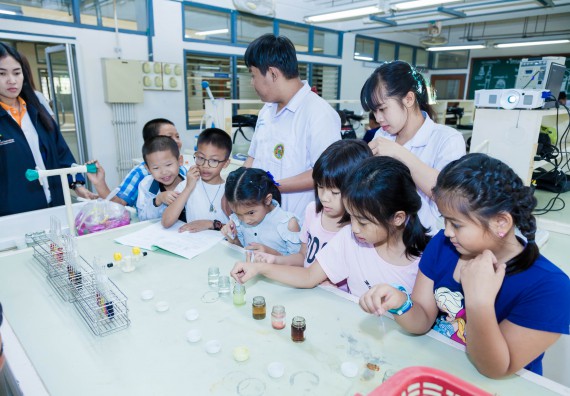 ภาพกิจกรรม คณะวิทยาศาสตร์และเทคโนโลยี จัดกิจกรรมค่ายวิทยาศาสตร์โรงเรียนอนุบาลกำแพงเพชร