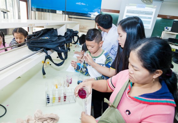 ภาพกิจกรรม คณะวิทยาศาสตร์และเทคโนโลยี จัดกิจกรรมค่ายวิทยาศาสตร์โรงเรียนอนุบาลกำแพงเพชร