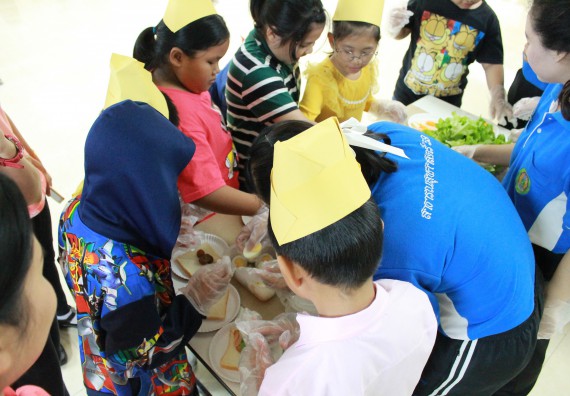 ภาพกิจกรรม คณะวิทยาศาสตร์และเทคโนโลยี จัดกิจกรรมค่ายวิทยาศาสตร์โรงเรียนอนุบาลกำแพงเพชร