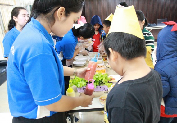 ภาพกิจกรรม คณะวิทยาศาสตร์และเทคโนโลยี จัดกิจกรรมค่ายวิทยาศาสตร์โรงเรียนอนุบาลกำแพงเพชร