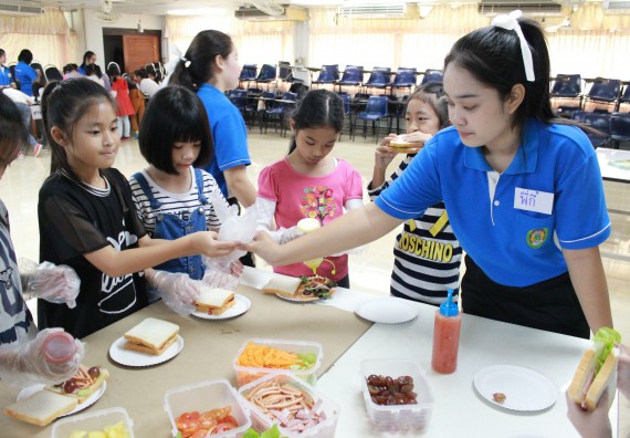 ภาพกิจกรรม คณะวิทยาศาสตร์และเทคโนโลยี จัดกิจกรรมค่ายวิทยาศาสตร์โรงเรียนอนุบาลกำแพงเพชร