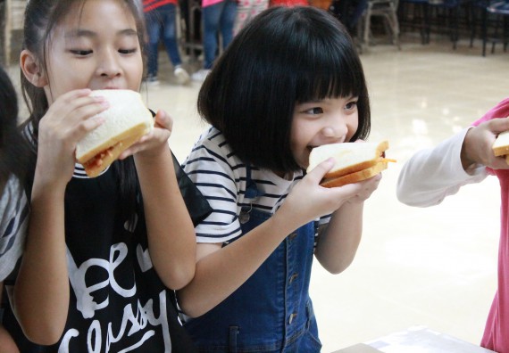 ภาพกิจกรรม คณะวิทยาศาสตร์และเทคโนโลยี จัดกิจกรรมค่ายวิทยาศาสตร์โรงเรียนอนุบาลกำแพงเพชร