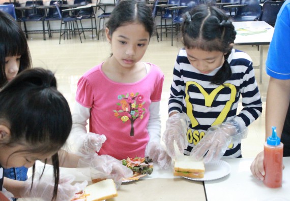 ภาพกิจกรรม คณะวิทยาศาสตร์และเทคโนโลยี จัดกิจกรรมค่ายวิทยาศาสตร์โรงเรียนอนุบาลกำแพงเพชร