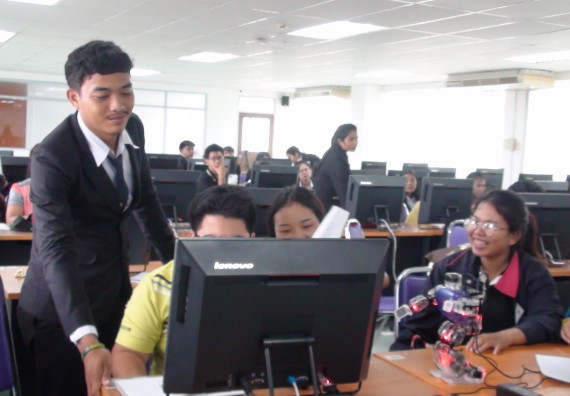ภาพกิจกรรม โปรแกรมวิชาวิทยาการคอมพิวเตอร์ จัดโครงการสัมมนาทางด้านคอมพิวเตอร์และเทคโนโลยีสารสนเทศ เรื่อง เทคโนโลยีนวัตกรรมหุ่นยนต์สำหรับนักศึกษาเพื่อความพร้อมก้าวสู่ศตวรรษที่ 21