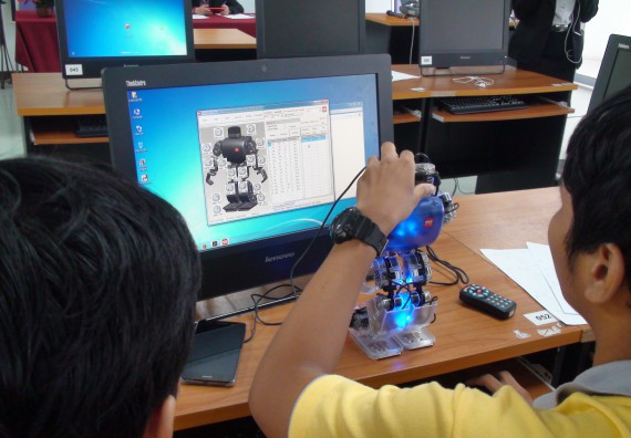 ภาพกิจกรรม โปรแกรมวิชาวิทยาการคอมพิวเตอร์ จัดโครงการสัมมนาทางด้านคอมพิวเตอร์และเทคโนโลยีสารสนเทศ เรื่อง เทคโนโลยีนวัตกรรมหุ่นยนต์สำหรับนักศึกษาเพื่อความพร้อมก้าวสู่ศตวรรษที่ 21