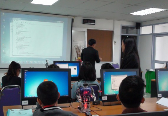 ภาพกิจกรรม โปรแกรมวิชาวิทยาการคอมพิวเตอร์ จัดโครงการสัมมนาทางด้านคอมพิวเตอร์และเทคโนโลยีสารสนเทศ เรื่อง เทคโนโลยีนวัตกรรมหุ่นยนต์สำหรับนักศึกษาเพื่อความพร้อมก้าวสู่ศตวรรษที่ 21