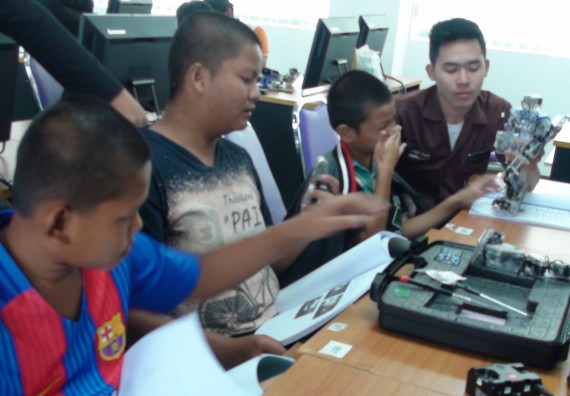 ภาพกิจกรรม โปรแกรมวิชาวิทยาการคอมพิวเตอร์ จัดโครงการสัมมนาทางด้านคอมพิวเตอร์และเทคโนโลยีสารสนเทศ เรื่อง เทคโนโลยีนวัตกรรมหุ่นยนต์สำหรับนักศึกษาเพื่อความพร้อมก้าวสู่ศตวรรษที่ 21