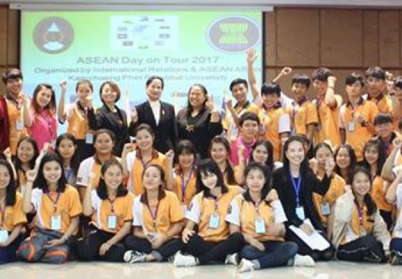 ภาพกิจกรรม โปรแกรมวิชาเคมี เข้าร่วมกิจกรรม ASEAN Day 2018