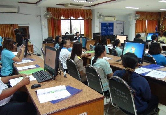 ภาพกิจกรรม คณะวิทยาศาสตร์และเทคโนโลยี จัดการอบรมเชิงปฏิบัติการด้านคอมพิวเตอร์และเทคโนโลยีสู่ชุมชนประจำปี 2561