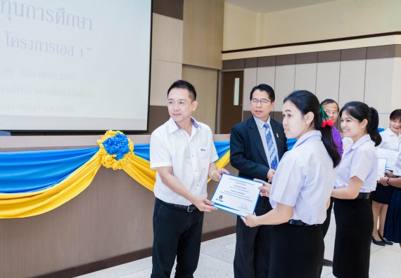 ภาพกิจกรรม คณะวิทยาศาสตร์และเทคโนโลยี จัดกิจกรรมพิธีมอบทุนเพื่อการศึกษา “ปตท.สผ. จากทรัพย์ในดินสู่สินทางปัญญา รักษาสิ่งแวดล้อม” ประจำปีการศึกษา 2560