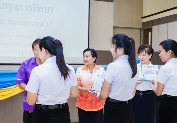 ภาพกิจกรรม คณะวิทยาศาสตร์และเทคโนโลยี จัดกิจกรรมพิธีมอบทุนเพื่อการศึกษา “ปตท.สผ. จากทรัพย์ในดินสู่สินทางปัญญา รักษาสิ่งแวดล้อม” ประจำปีการศึกษา 2560