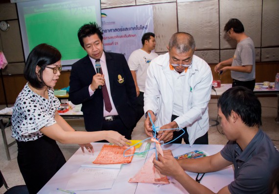 ภาพกิจกรรม คณะวิทยาศาสตร์และเทคโนโลยี จัดการอบรมเชิงปฏิบัติการ เรื่อง การส่งเสริมการเรียนรู้วิทยาศาสตร์ในรูปแบบ STEM