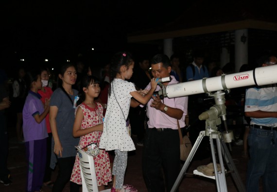 ภาพกิจกรรม ศูนย์วิทยาศาสตร์และวิทยาศาสตร์ประยุกต์ จัดกิจกรรมบริการวิชาการชมปรากฏการณ์ธรรมชาติ Super Blue Blood Moon