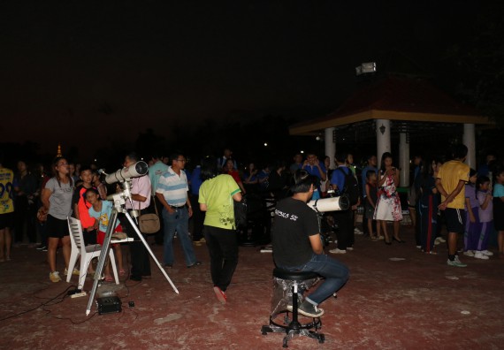 ภาพกิจกรรม ศูนย์วิทยาศาสตร์และวิทยาศาสตร์ประยุกต์ จัดกิจกรรมบริการวิชาการชมปรากฏการณ์ธรรมชาติ Super Blue Blood Moon