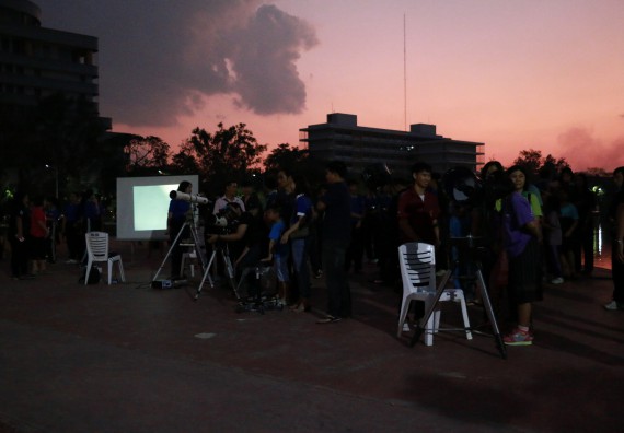 ภาพกิจกรรม ศูนย์วิทยาศาสตร์และวิทยาศาสตร์ประยุกต์ จัดกิจกรรมบริการวิชาการชมปรากฏการณ์ธรรมชาติ Super Blue Blood Moon