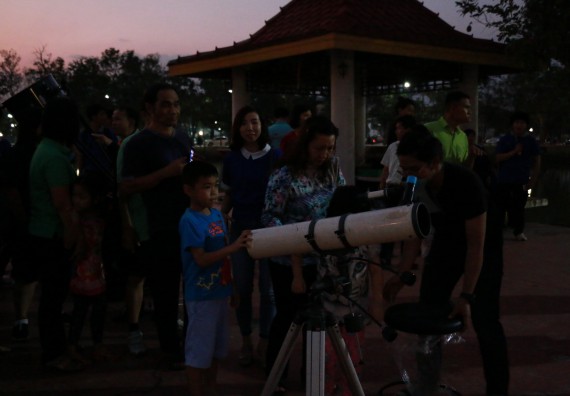 ภาพกิจกรรม ศูนย์วิทยาศาสตร์และวิทยาศาสตร์ประยุกต์ จัดกิจกรรมบริการวิชาการชมปรากฏการณ์ธรรมชาติ Super Blue Blood Moon