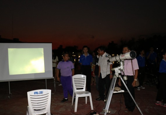ภาพกิจกรรม ศูนย์วิทยาศาสตร์และวิทยาศาสตร์ประยุกต์ จัดกิจกรรมบริการวิชาการชมปรากฏการณ์ธรรมชาติ Super Blue Blood Moon