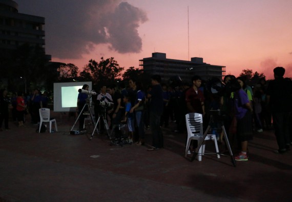 ภาพกิจกรรม ศูนย์วิทยาศาสตร์และวิทยาศาสตร์ประยุกต์ จัดกิจกรรมบริการวิชาการชมปรากฏการณ์ธรรมชาติ Super Blue Blood Moon