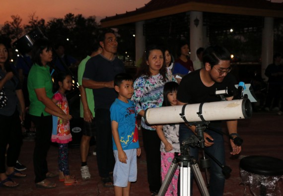 ภาพกิจกรรม ศูนย์วิทยาศาสตร์และวิทยาศาสตร์ประยุกต์ จัดกิจกรรมบริการวิชาการชมปรากฏการณ์ธรรมชาติ Super Blue Blood Moon
