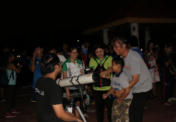 ภาพกิจกรรม ศูนย์วิทยาศาสตร์และวิทยาศาสตร์ประยุกต์ จัดกิจกรรมบริการวิชาการชมปรากฏการณ์ธรรมชาติ Super Blue Blood Moon