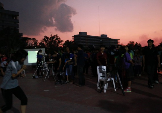 ภาพกิจกรรม ศูนย์วิทยาศาสตร์และวิทยาศาสตร์ประยุกต์ จัดกิจกรรมบริการวิชาการชมปรากฏการณ์ธรรมชาติ Super Blue Blood Moon