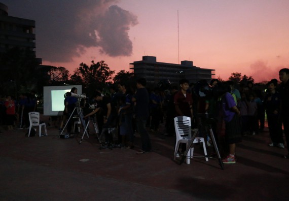 ภาพกิจกรรม ศูนย์วิทยาศาสตร์และวิทยาศาสตร์ประยุกต์ จัดกิจกรรมบริการวิชาการชมปรากฏการณ์ธรรมชาติ Super Blue Blood Moon